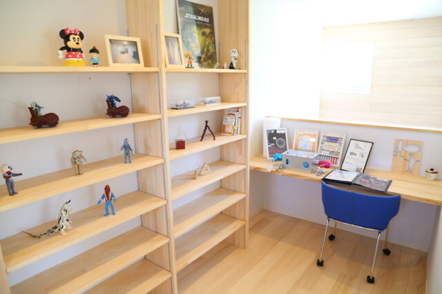 書斎スペース - 共働きで暮らしやすい家事動線を優先した4人家族で暮らす家