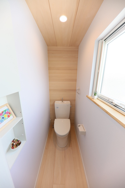 トイレ - 北面道路の変形地を活かしコンパクトに設計したシンプルな家 - 姶良市