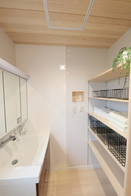 洗面スペース - 焼肉の臭いが残らない消臭効果にひかれて建てたもみの木の家 (薩摩川内市)
