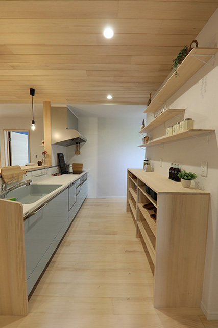 キッチン - 27坪のコンパクト設計でも必要な収納や便利な部屋がもれなくあるもみの木の家 (肝付町)