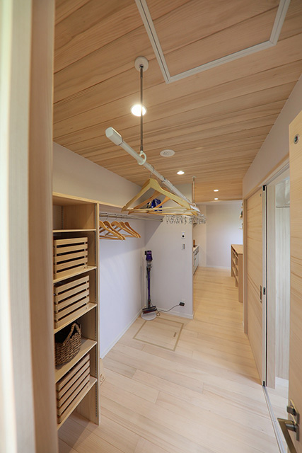 物干しスペース - 27坪のコンパクト設計でも必要な収納や便利な部屋がもれなくあるもみの木の家 (肝付町)